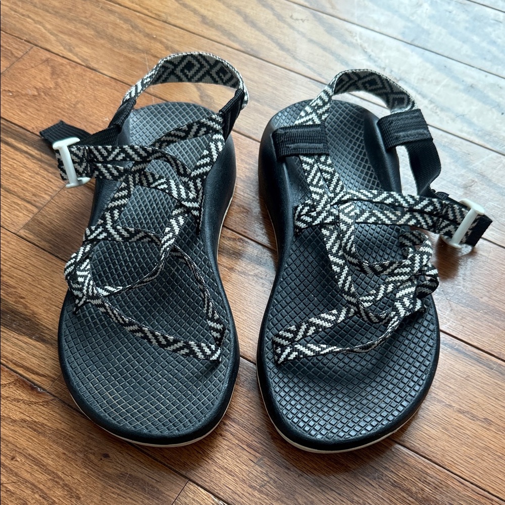 Chaco Black and White Sandals shoes size 7
